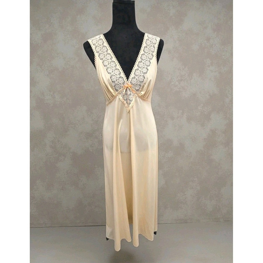 VTG Vanity Fair 70s Maxi Nightgown Negligee Size M Pale Peach w Lace Made in USA